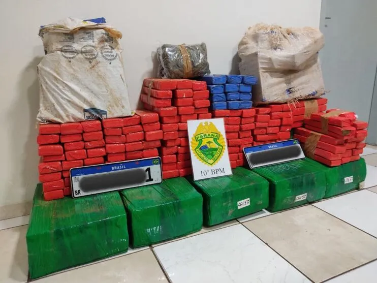 Os policiais encontraram uma grande quantidade de maconha, que pesou 332,090 kg