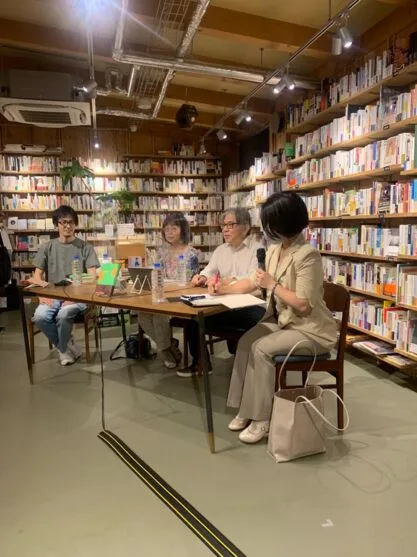 Oscar Nakasato durante lançamento de livro em livraria japonesa
