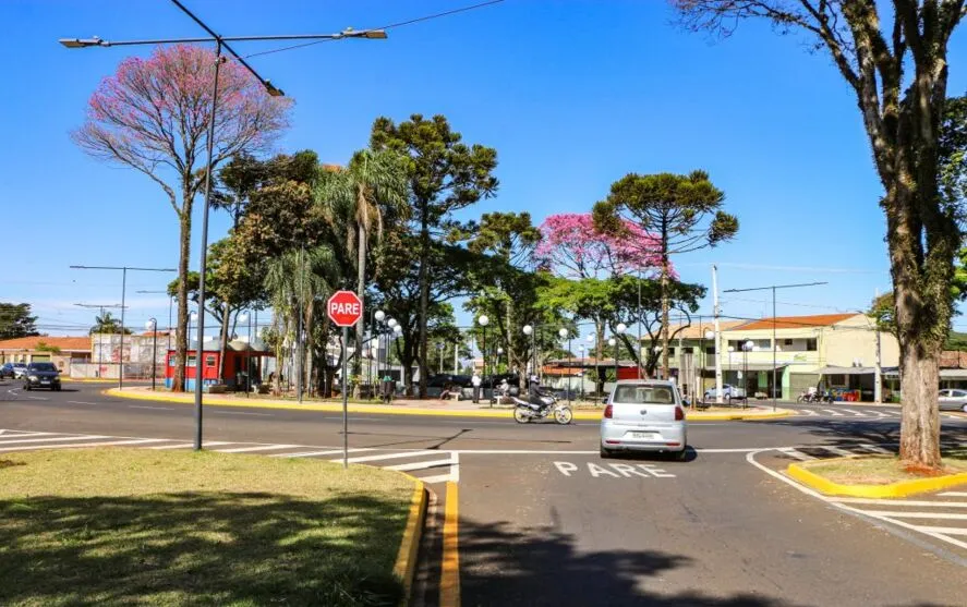 Praça Duque de Caxias, localizada junto à Rua Padre Severino Cerutti, nas imediações do Colégio São José