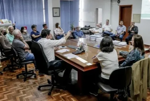 Prefeito de Apucarana e equipe avaliam governo