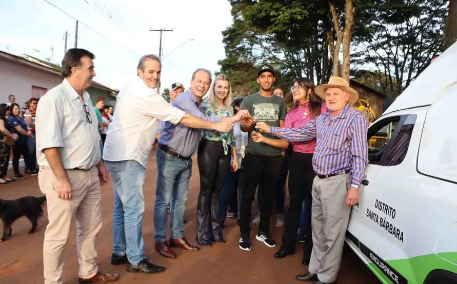 Prefeito de Ivaiporã entrega ambulância no distrito do Santa Bárbara