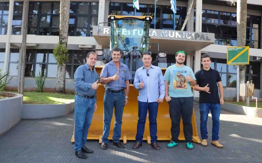 Prefeitura de Jardim Alegre recebe nova pá carregadeira