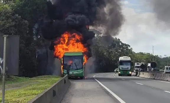 Segundo a Arteris Litoral Sul, o fogo aconteceu no km 662, no sentido Curitiba