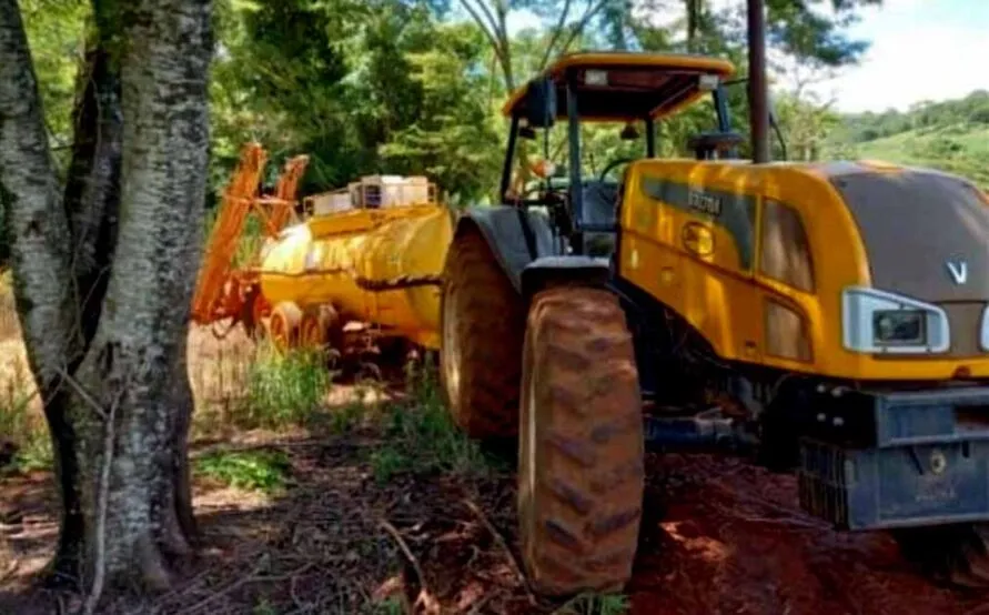 Trator agrícola e implemento roubado da propriedade