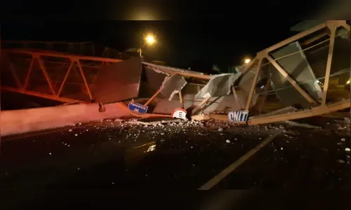 Caminhão atinge passarela e bloqueia Contorno Norte de Maringá