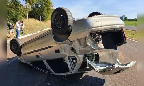 Moradora de Maringá fica ferida em capotamento registrado na BR-376