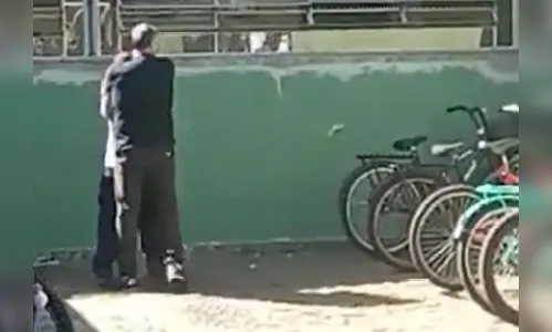 Monitor de colégio militar imobiliza aluno pelo pescoço no PR; assista