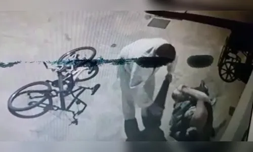 Durante madrugada fria, ciclista para e veste casaco em cadeirante