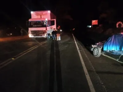 A batida envolveu um caminhão e um Voyage