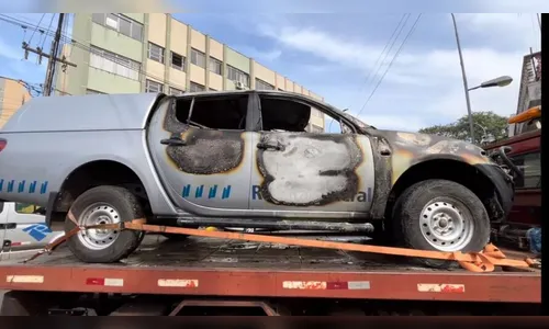 Viatura da Receita Federal é incendiada por pessoa encapuzada no PR