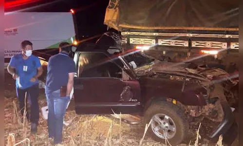 Motorista de S-10 morre após bater com caminhão na PR-472