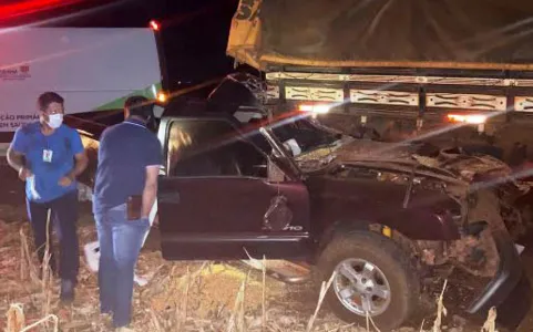 A camionete S-10 colidiu violentamente contra um caminhão que estava estacionado às margens da rodovia