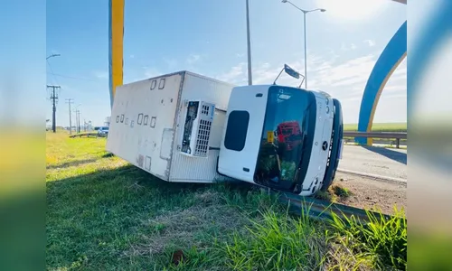 Caminhão tomba na BR-369 próximo ao Trópico de Capricórnio