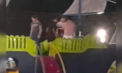 Veja o flagrante de adultos em parquinho infantil em Arapongas