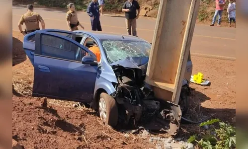 Mulher fica gravemente ferida ao bater carro em poste no PR