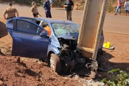 A frente do carro ficou destruída. O sistema de air-bag foi acionado