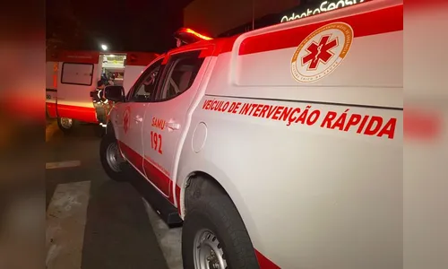 Motociclista empina moto, atropela idosa e foge sem prestar socorro