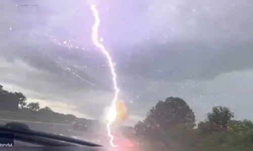 Vídeo impressionante mostra momento exato em que raio atinge carro