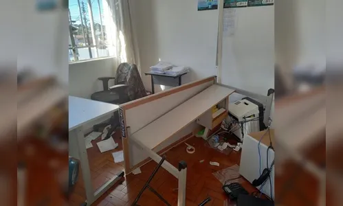 Mulher é presa após entrar em Conselho Tutelar com faca e quebrar tudo