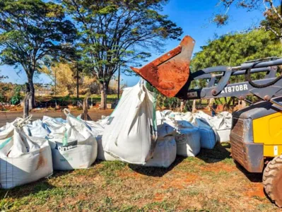 A novidade para este ano é a alteração da logística de transporte do material, usado para corrigir a acidez do terreno