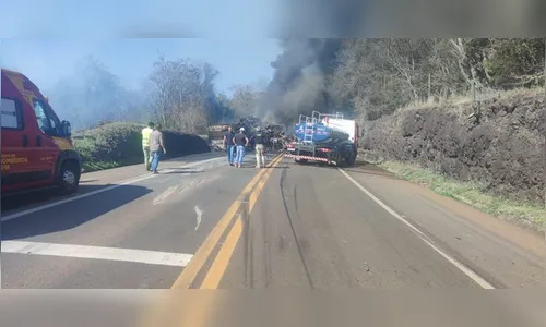Motoristas morrem após caminhões baterem de frente e pegarem fogo