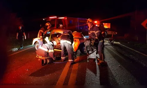 Batida entre dois carros deixa vítima em estado grave