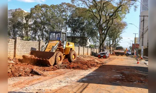 Alargamento de rua amplia mobilidade e estacionamento em Apucarana