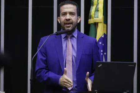 André Janones tem 38 anos; nasceu em Ituiutaba, no Triângulo Mineiro