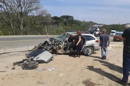 Após a batida, o carro ficou completamente destruído