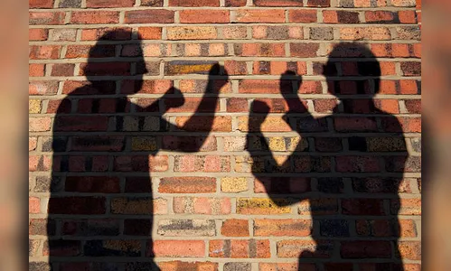 Homens partem para a agressão na fila do mercado por conta de dívida