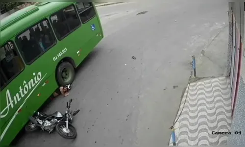 VÍDEO: motociclista é salvo por capacete após parar embaixo de ônibus