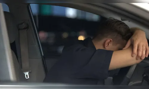 Motorista dorme com carro ligado na Avenida Curitiba; PM foi acionada