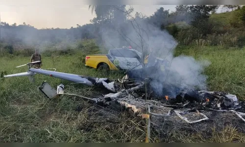 Helicóptero cai em área rural e pega fogo; ao menos uma pessoa morreu