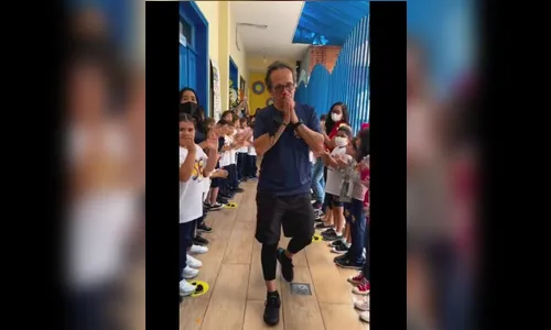 Professor ganha 'corredor de aplausos' ao deixar escola; assista