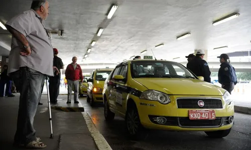 Auxílio para taxistas e caminhoneiros será pago a partir de agosto