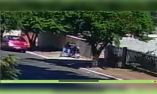 Câmera de segurança flagra furto de motocicleta em Apucarana; veja