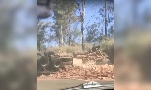 Caminhão carregado com tijolos tomba na PR-444, em Arapongas; vídeo