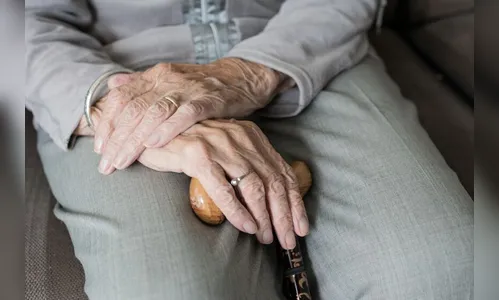 Homem conhecido da PM é preso por agredir a mãe de 86 anos