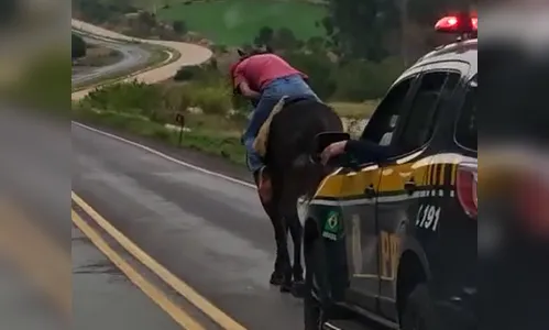PRF escolta homem que 'dormia' montado a cavalo em rodovia do Paraná
