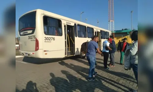 Passageira se recusa a entregar celular e é baleada em ônibus