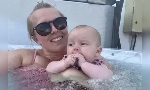 Mulher vai ao banheiro e descobre gravidez: “Vi dois pés saindo”