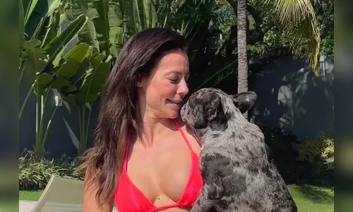 Paolla Oliveira chama atenção ao posar de biquíni com 'Bruttus'