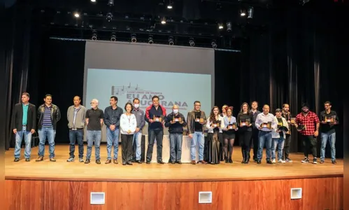 Prefeitura entrega DVD das músicas do concurso Eu amo Apucarana