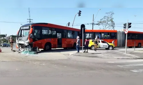 Acidente entre ônibus e caminhão de lixo deixa 12 feridos no Paraná