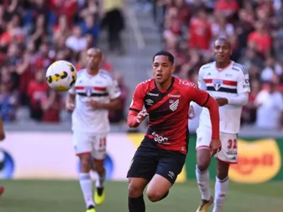 Furacão bate o Tricolor com gol de pênalti, na Arena da Baixada