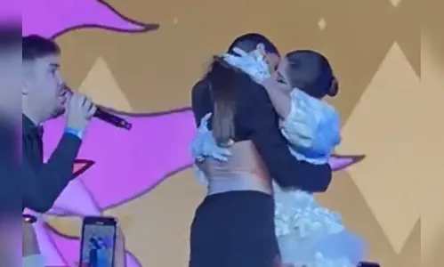 Gkay e Bianca Andrade dão beijão durante MTV Miaw; Assista