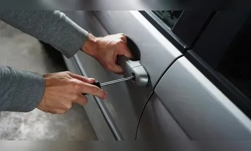 Homem tem carro roubado e é ameaçado para pagar suposto resgate