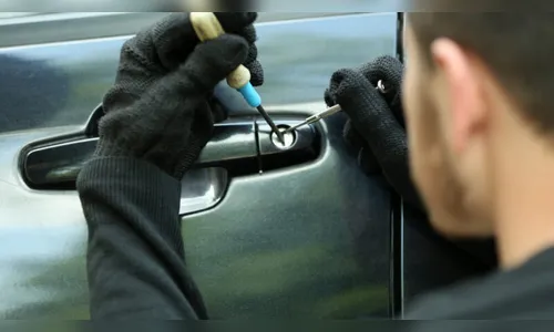 Ladrão furta cheques e dinheiro de cabine de caminhão em posto