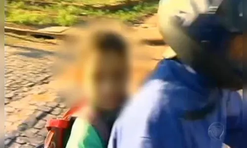 Motociclista é flagrada transportando criança sem capacete em moto