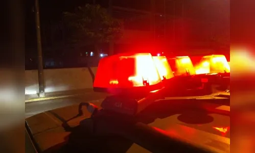 Motorista foge após bater em carro estacionado frente à igreja